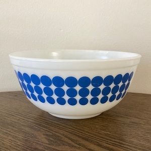 Vintage Pyrex | Blue Dots bowl 2.5 qt